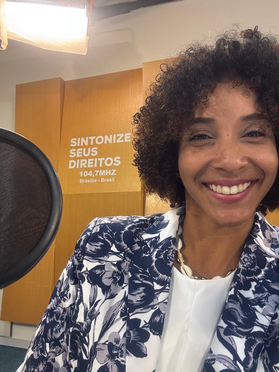 Sócia do Brito e Colavolpe destaca impacto do racismo ambiental em entrevista à Rádio Justiça